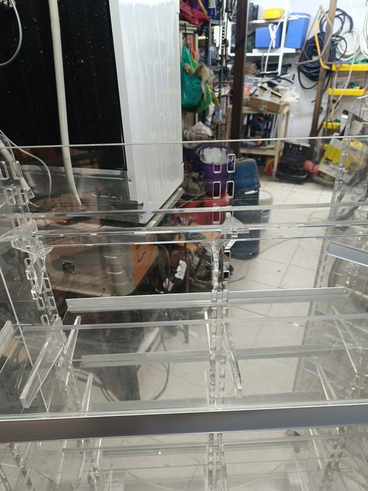 Prateleiras em acrílico com rodas 20€ cada