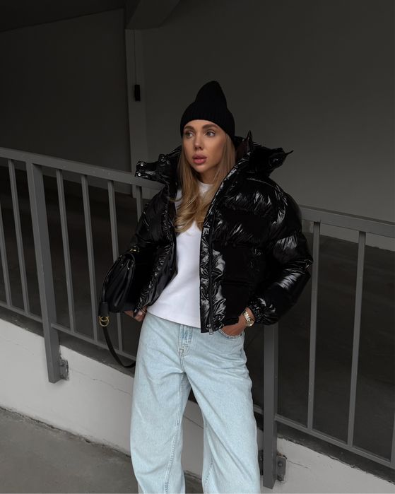 Жіночий лаковий пуховик чорний