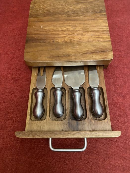 Набор ножей для сыра в деревянном футляре