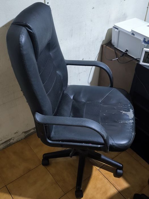 Cadeira de Escritório Preta – Confortável e em Bom Estado