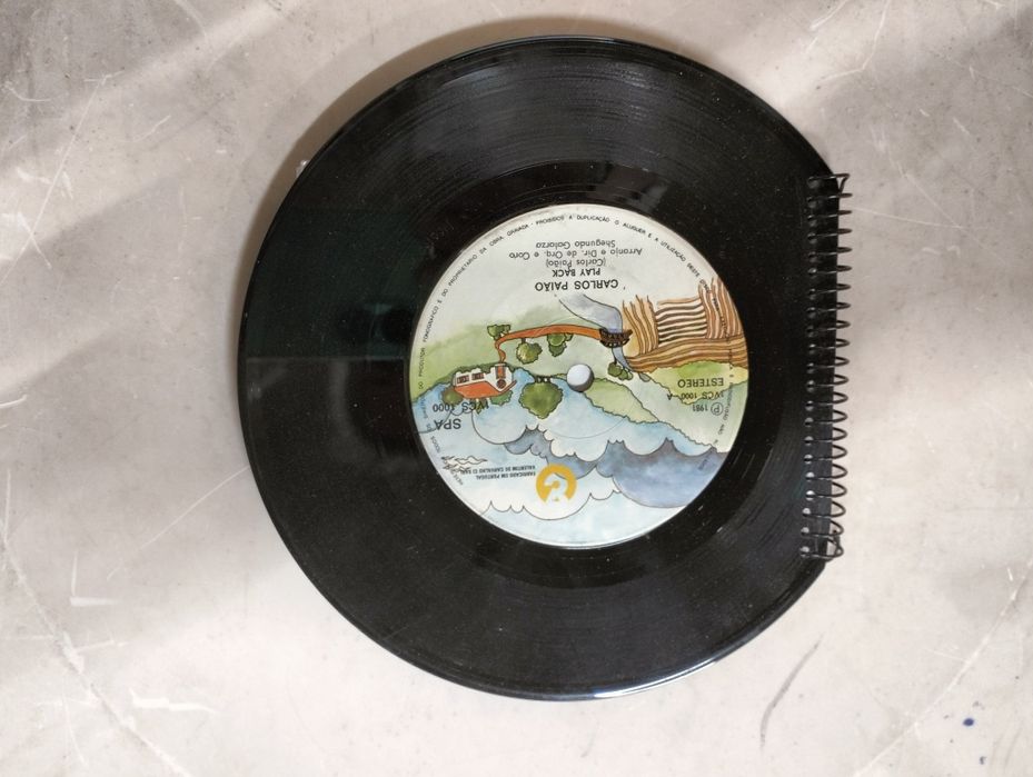 Cadernos feitos com discos de vinil single