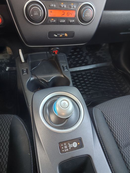 Nissan leaf электромобиль