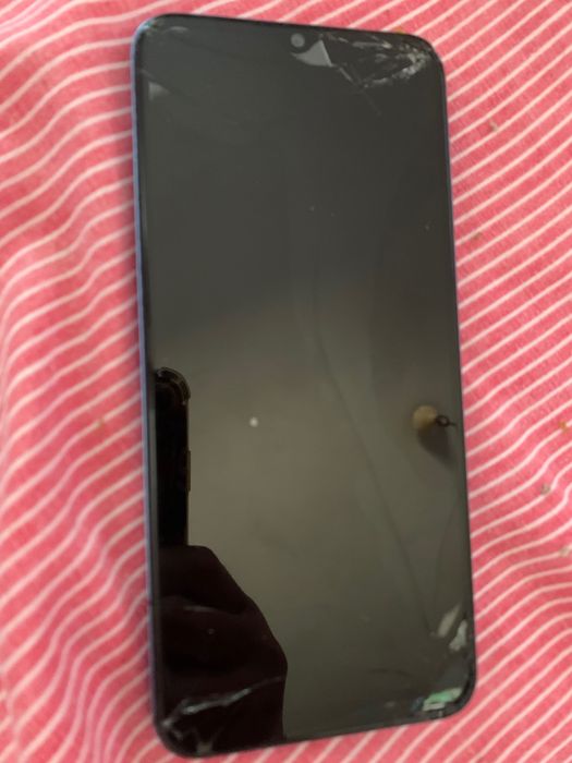 Vendo este telefone ecrã partido para quem queira aranjar