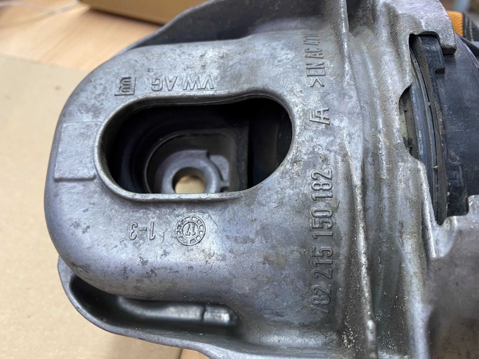 Опора двигуна подушка двигателя audi b9 q5 4M0199371FC ліва vag
