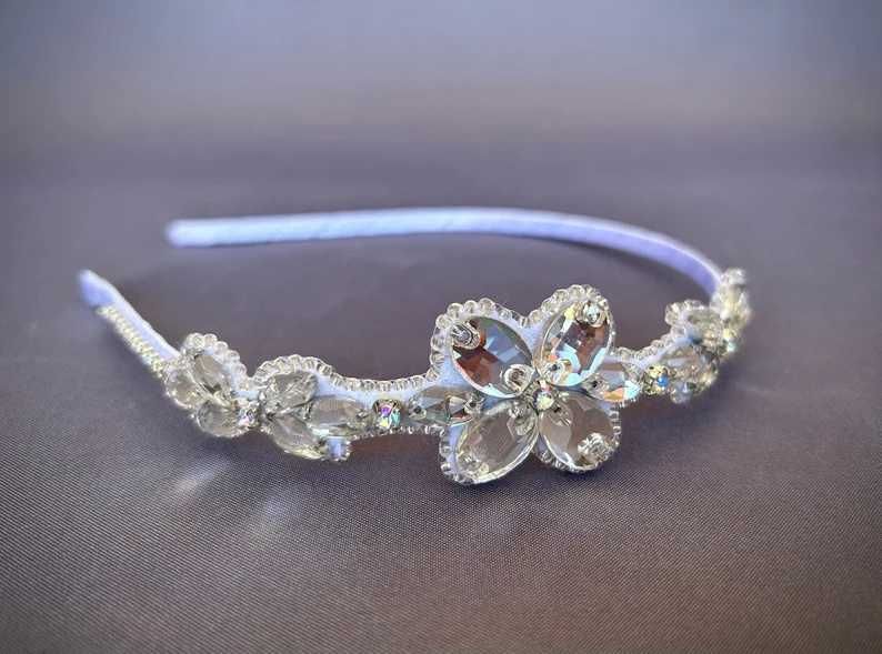 Tiara/Bandolete bordada à mão – peça exclusiva