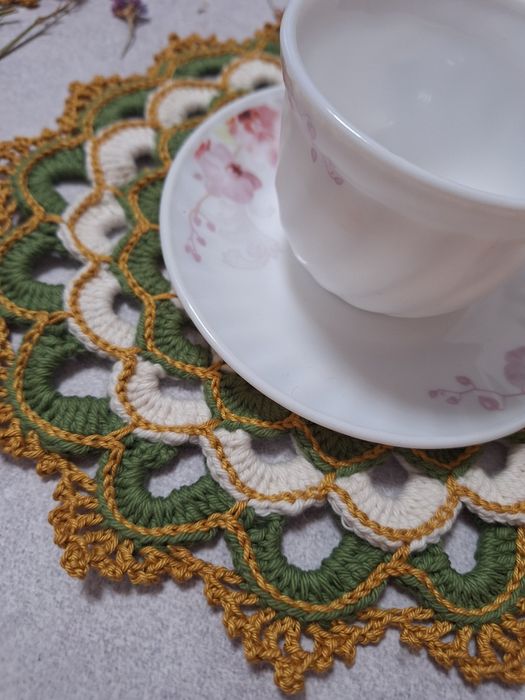 В’язані підтарільники ручної роботи. Серветки для сервірування столу.