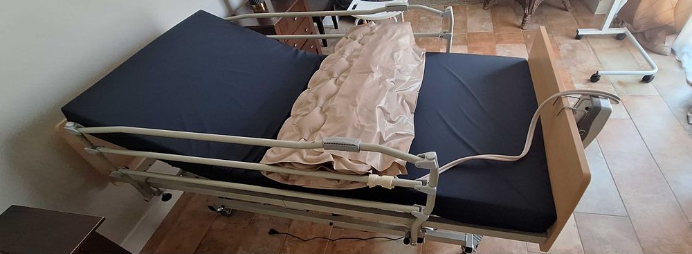 Cama articulada elétrica com colchão antiescaras