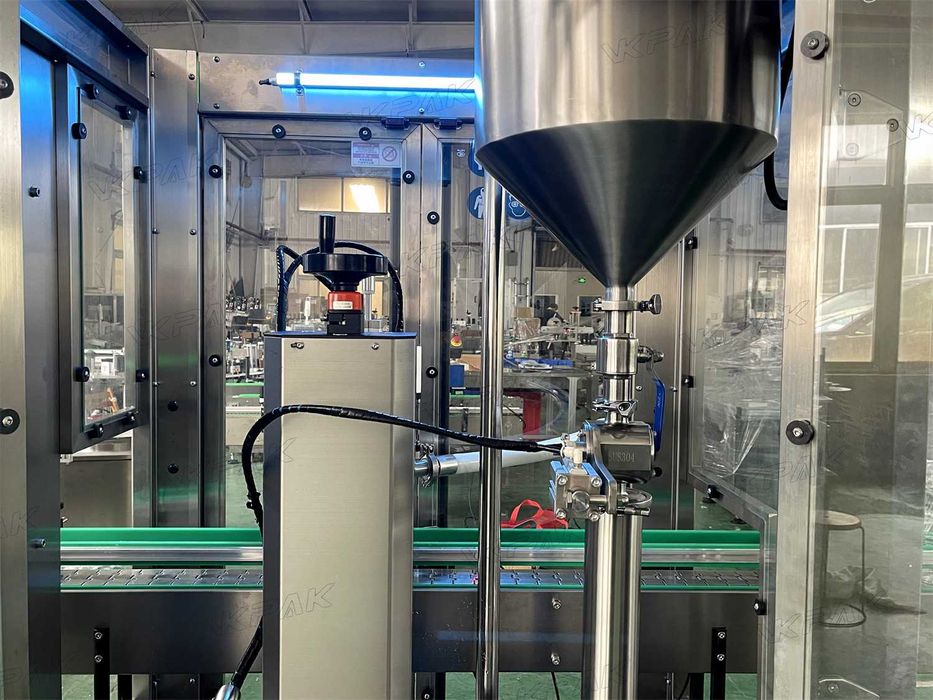 Máquina de enchimento, Máquina de enchimento de líquidos / pastas