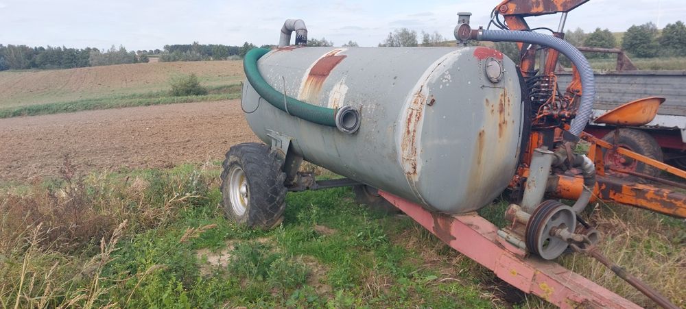 Beczkowóz 2500l  - wom w komplecie  oraz wąż sący