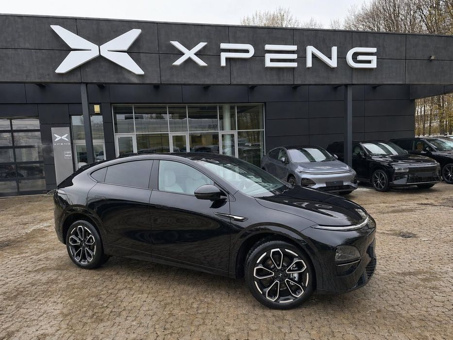 XPeng G6 Performance AWD 80,8 kWh + Hak Midnight Black / Light Gray