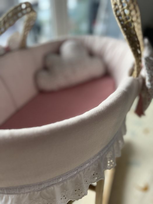 Alcofa e suporte com baloiço