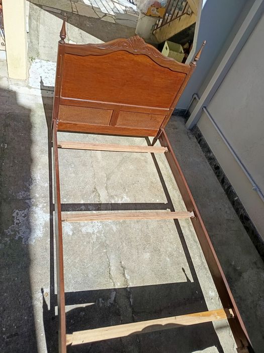 Cama de solteiro em madeira vintage