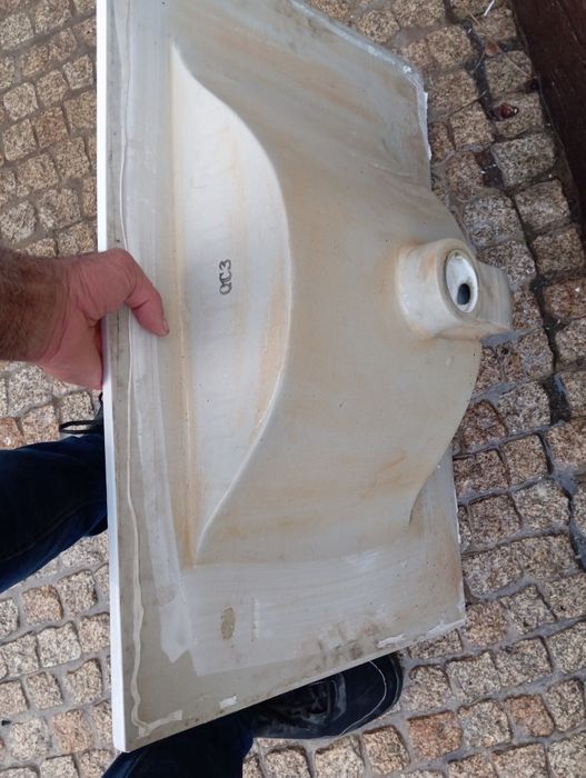 Lavatório cerâmico branco