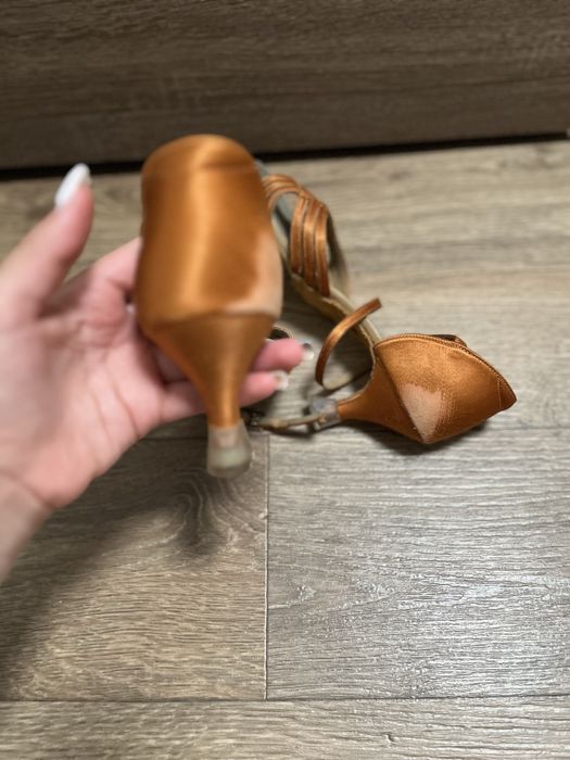 Жіночі туфлі для латино-американської програми