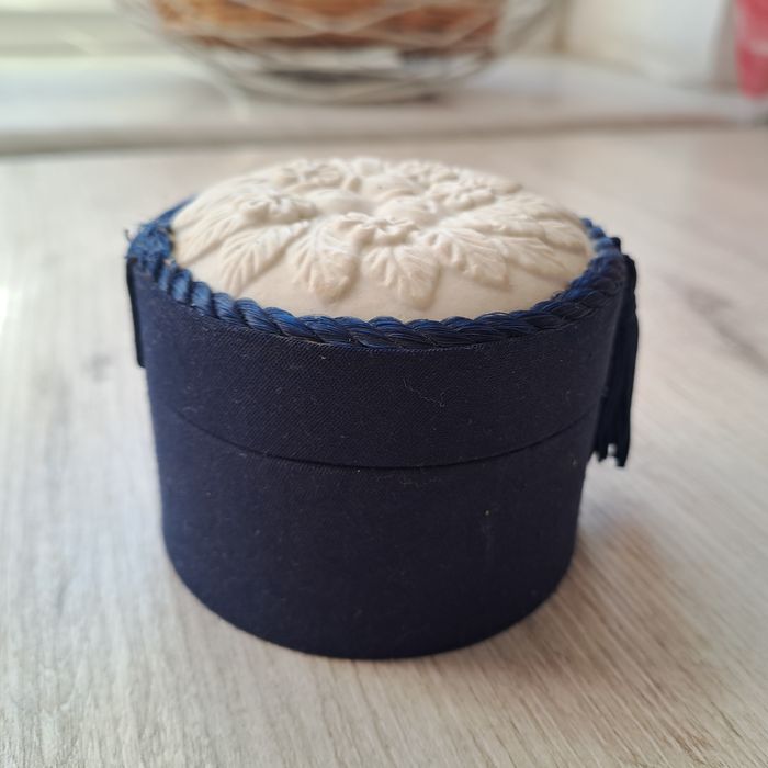 Pudełko pojemnik na biżuterię granatowe porcelanowe biskwitowe wieczko