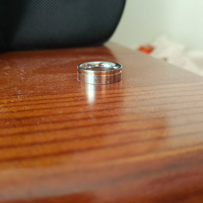 Anel de aço hipoalergenico com tira banhada em ouro.