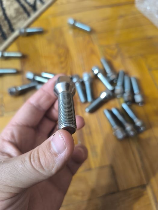 Śruby do kół  komplet 20 śrub 14 mm