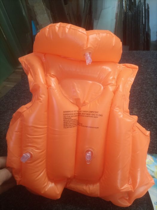 Нова  жилетка  для  дітей