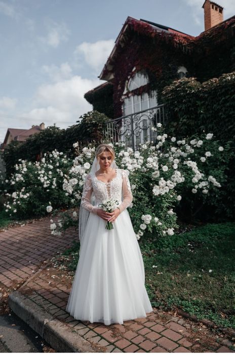 Продам весільну сукню