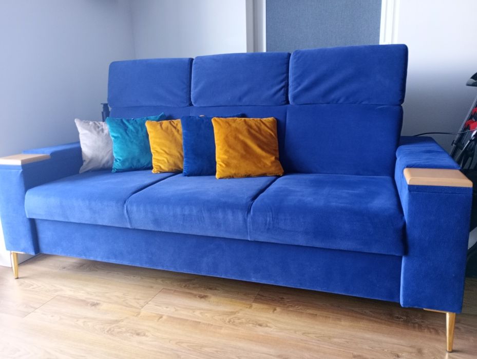 Sofa z rozkładanymi zagłówkami