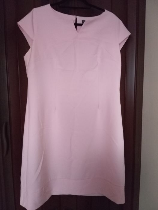 Sukienka lekkiej róż prosta