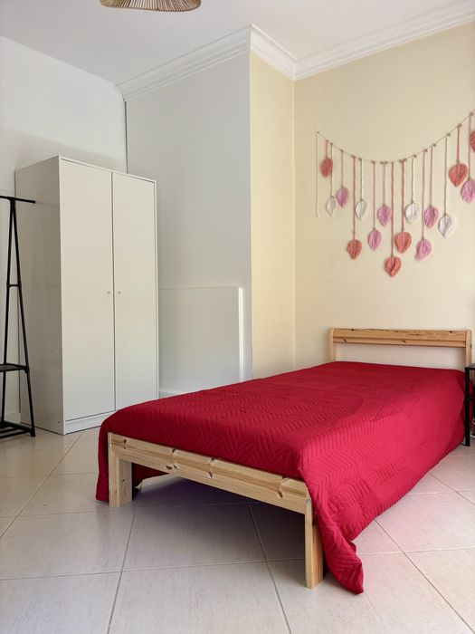 Quarto para estudantes junto à Egas Moniz, à CUF e à FCT