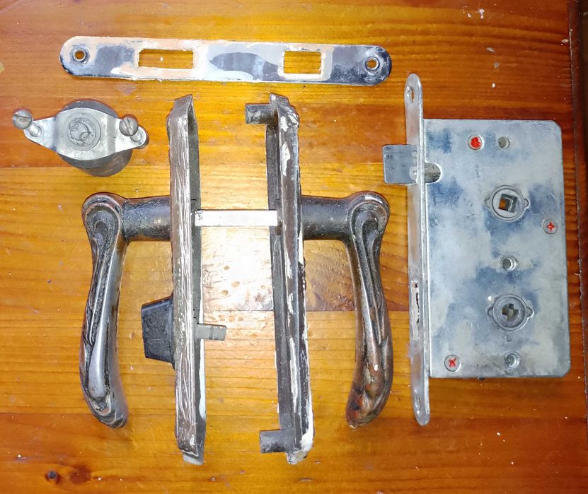 ручка дверная и накладка.+ разные замки с ручками.