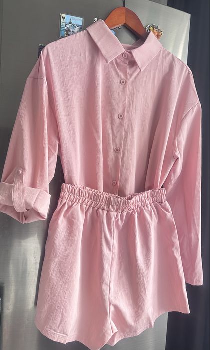 Продам літній костюм пудровий