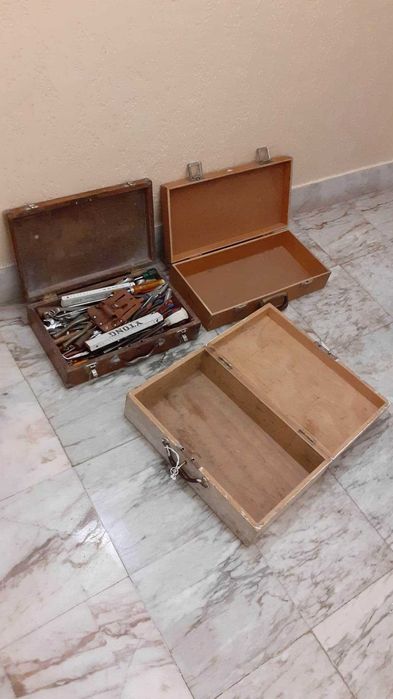 Caixas de ferramentas vazias