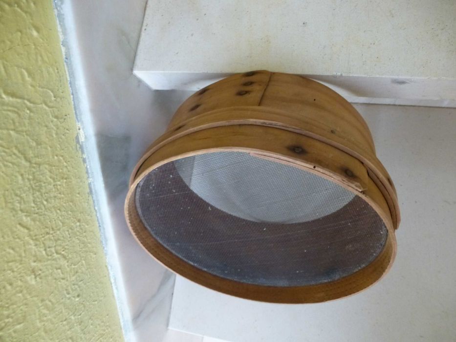 Peneira antiga e cesta de verga