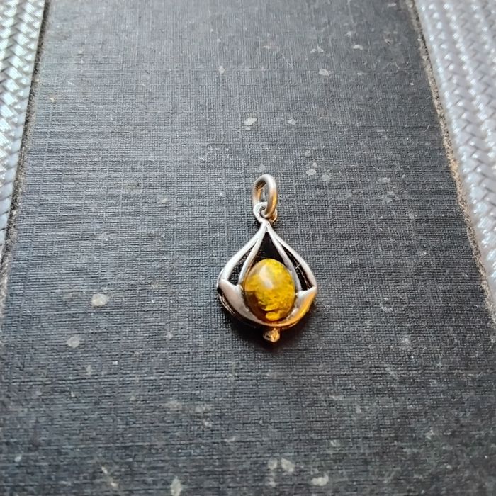 Bursztynowa zawieszka