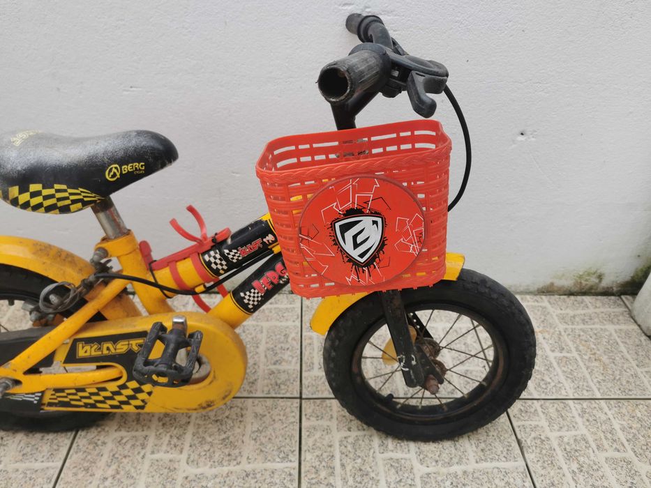 Bicicleta de criança com bastante uso