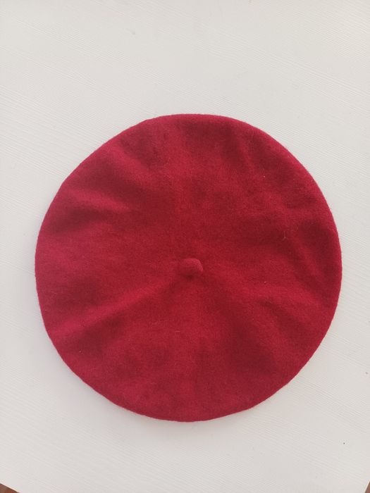 Czerwony damski beret