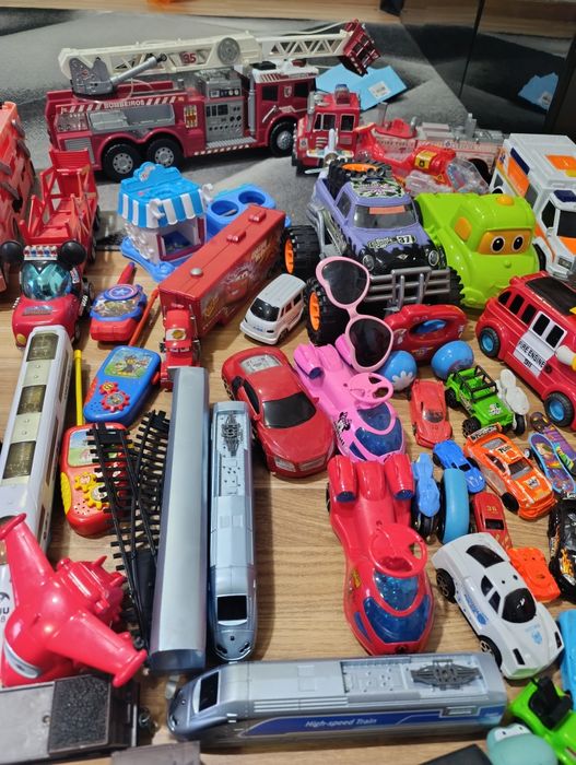 Mega Lote de Brinquedos – Carros, Comboios, Bonecos e Muito Mais!