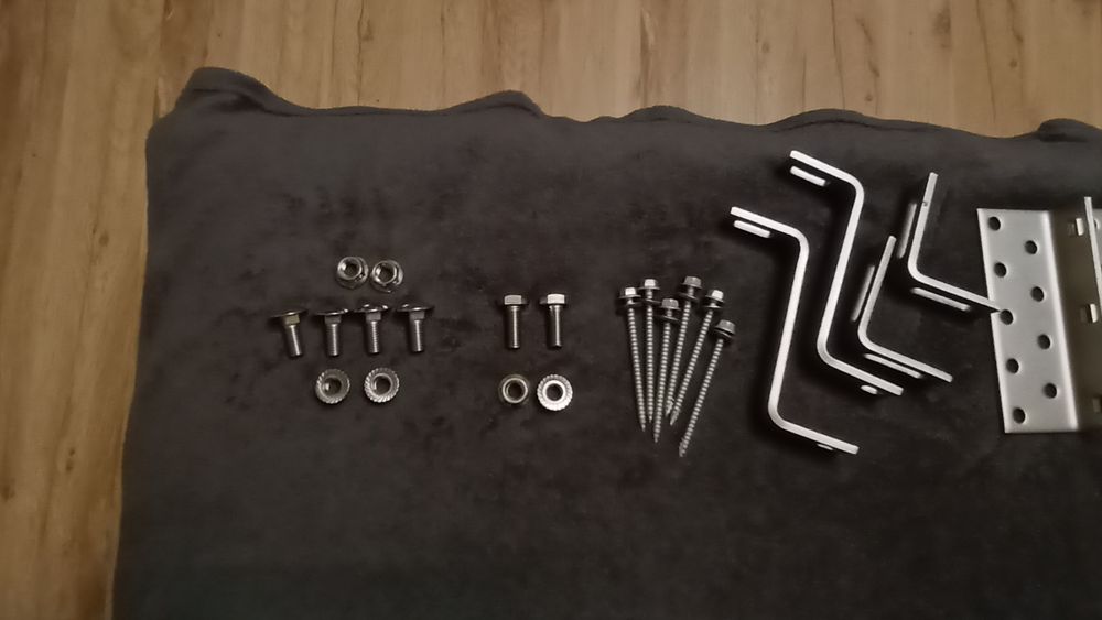 Zestaw montażowy do systemów fotowoltaicznych i solarnych do dachówki