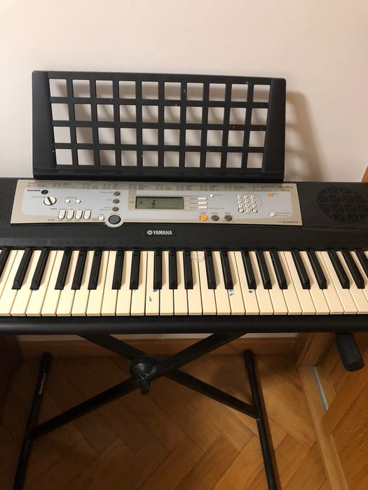 Piano yamaha com suporte