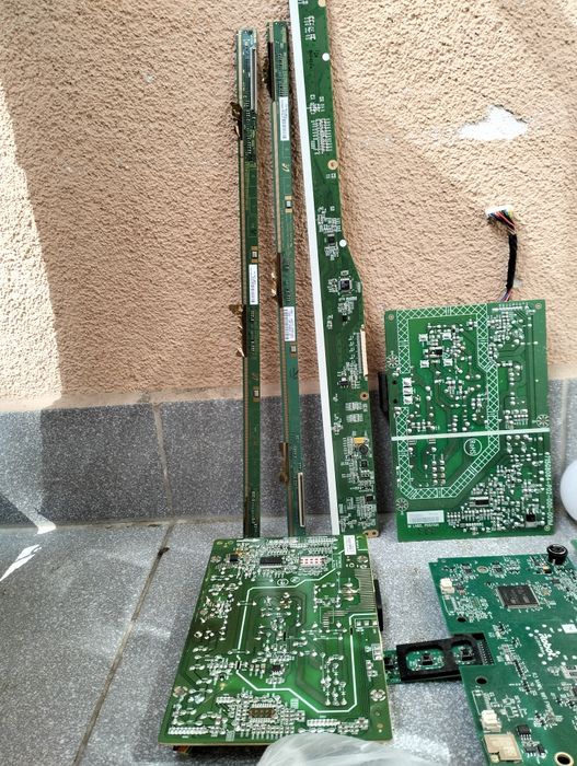 Płyty elektroniczne i żarówki LED