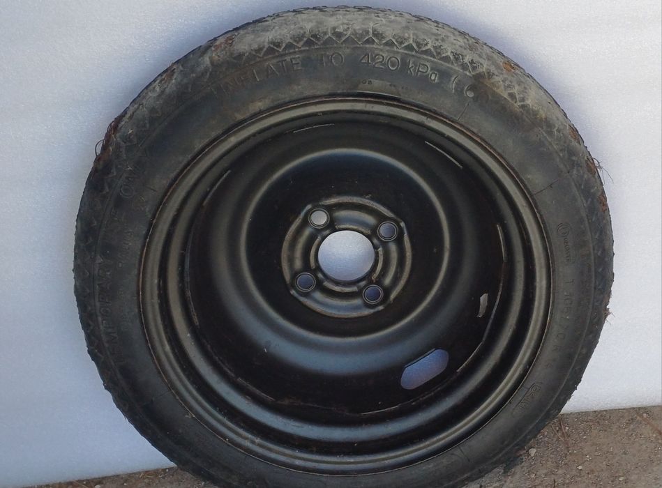 Pneu e jante suplente Michelin T105/70 R14 84M com 4 furos