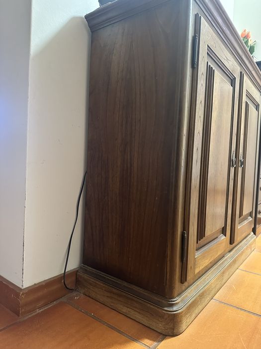 Movel de madeira maciça, para recolha em Viana do Castelo.