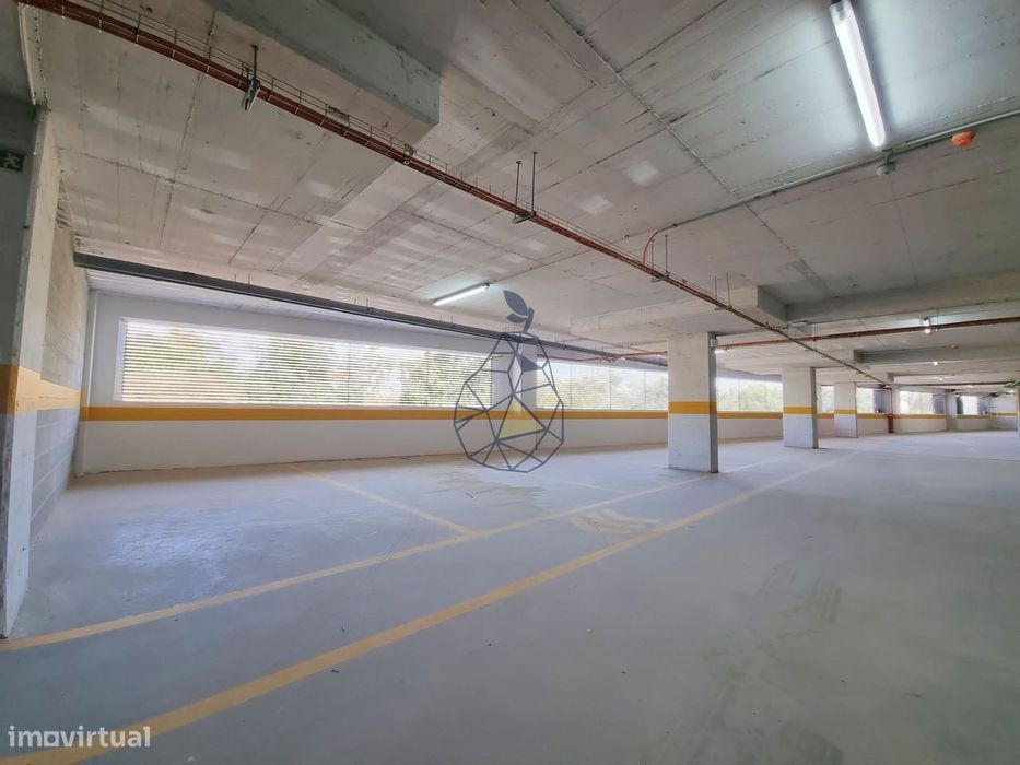 Garagens Box à Venda em Portimão — de 16 m² a 28 m², entre a estação d