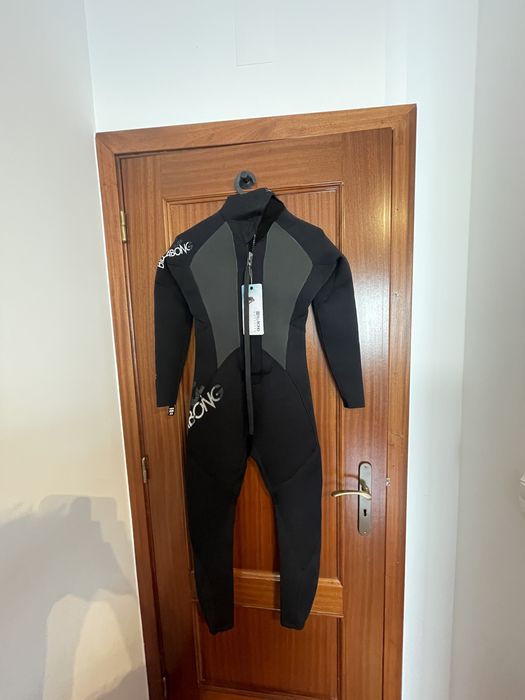 fato de surf billabongo