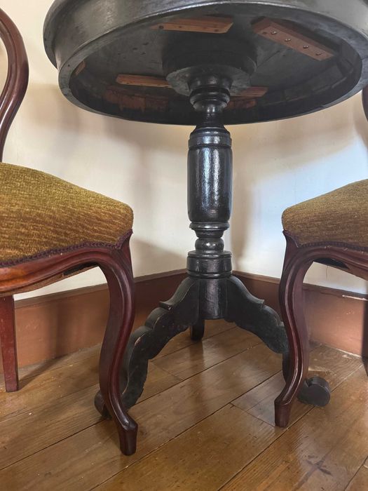 Mesa redonda e duas cadeiras de época