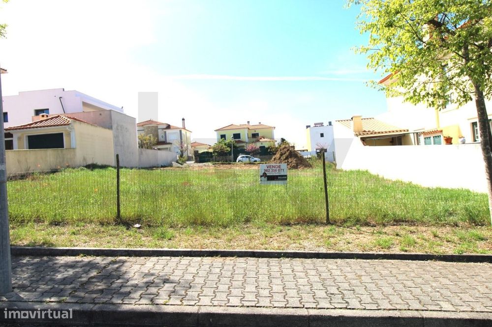Lote Urbano com 394m2 na Escaravilheira / São Pedro da  Caderira