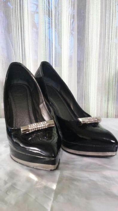 Продам шикарні жіночі туфлі 38 р. НАТУРАЛЬНА лаковна шкіра.