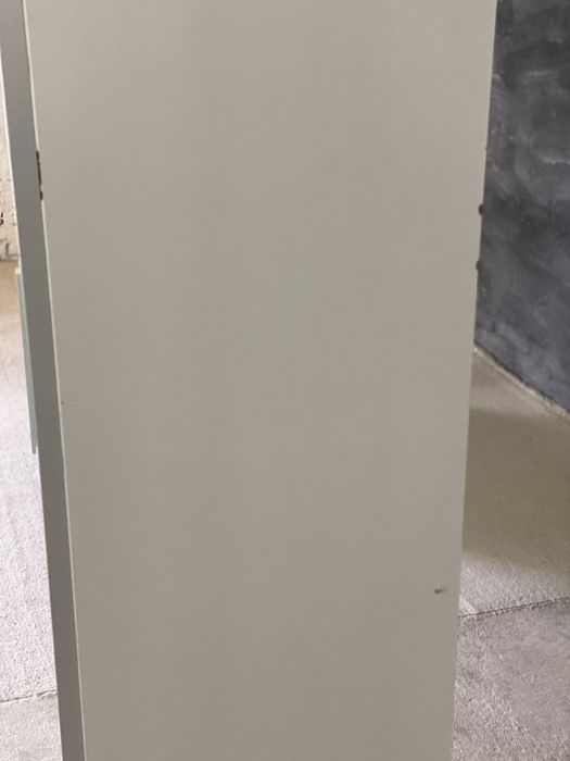 Witryna IKEA biała z matowym szkłem i szklanymi półkami