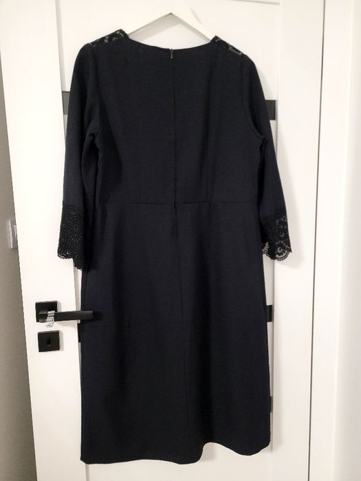 Śliczna elegancka z ozdobnym rękawem czarna sukienka,