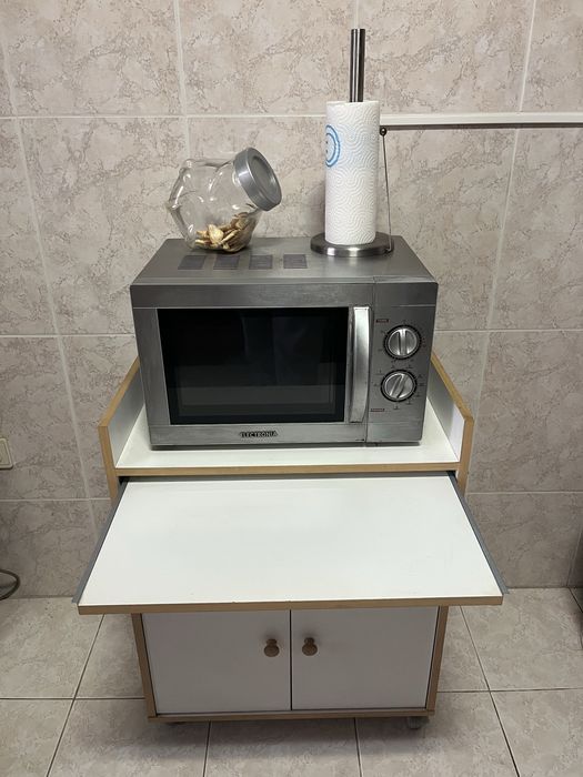 Móvel de microondas com arrumação e rodas
