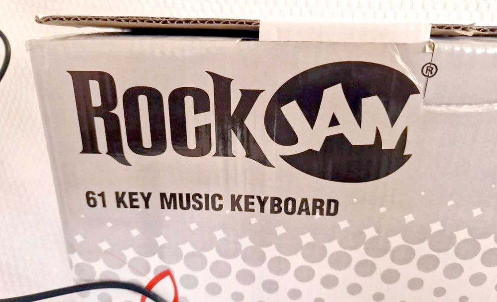 NOWY keyboard 61 klawiszy. Stan sklepowy. Warty 450 zł.