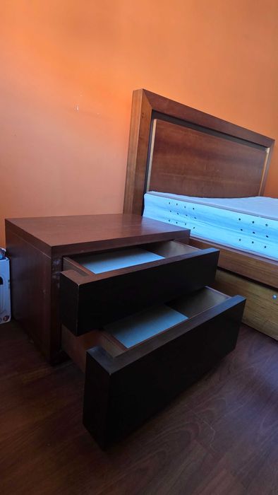 Cama de casal com mesas de cabeceira + colchão incluído