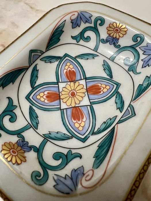 Invulgar saleiro da vista alegre com pinturas feitas à mão